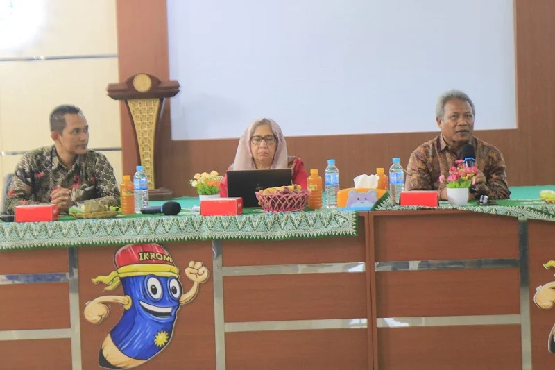 Guru Muhammadiyah Sidoarjo Menulis Buku Bahasa Inggris