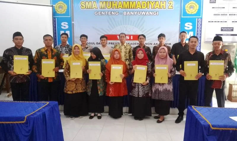 SMA Muha Serahkan SK 14 Guru Baru