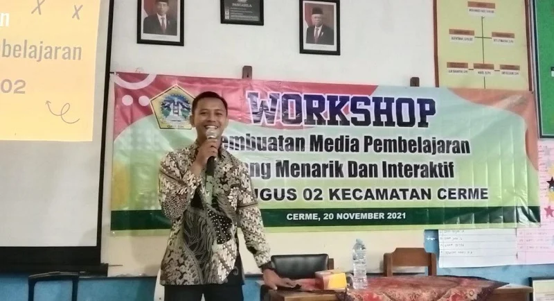 Guru SD Al Islam Cerme Berbagi Keterampilan Membuat Media