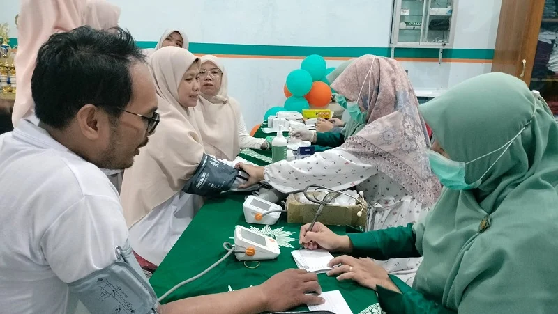 Gandeng RSMG, SD Mugeb Cek Kesehatan Guru dan Karyawan