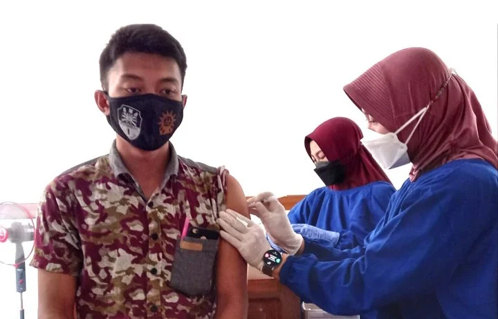 Guru SMAM 1 dan SMP Mutu Panji Jalani Vaksinasi