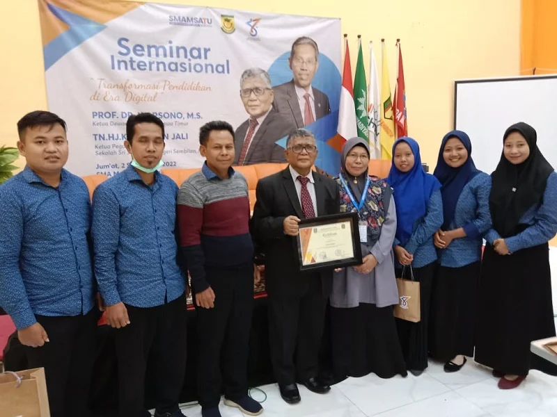 Guru Smamda Bawean Raih Reward Peserta Terjauh di Seminar Internasional
