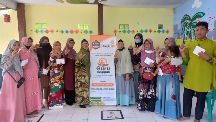 Kado Lebaran Lazismu Situbondo untuk Guru Besuki