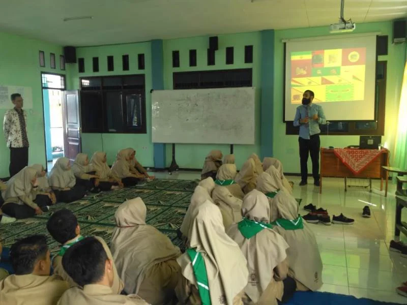Guru dari Iran dan Ukraina Datang ke Madrasah, Ini yang Dilakukan