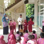 Sambil Memegang Sapu, Pak Bon Menjadi Guru Tamu di Sekolah Ini