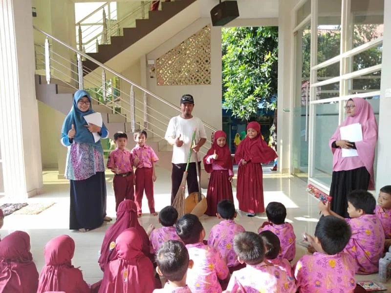 Sambil Memegang Sapu, Pak Bon Menjadi Guru Tamu di Sekolah Ini