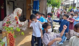 Halal Bihalal Keliling Kampung ala SD Kreatif