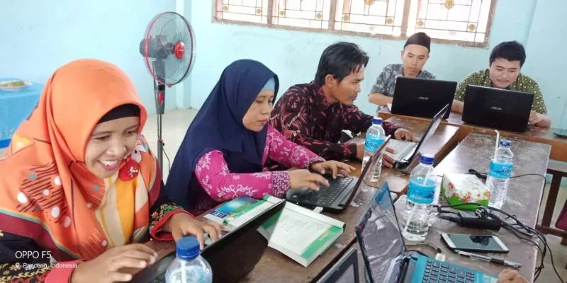 Guru IPA dan Matematika Ikuti Workshop Penyusunan Soal HOTS