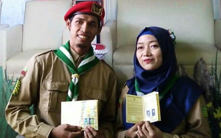 Unik! Busana Pengantin Mempelai Ini Pakai Seragam HW