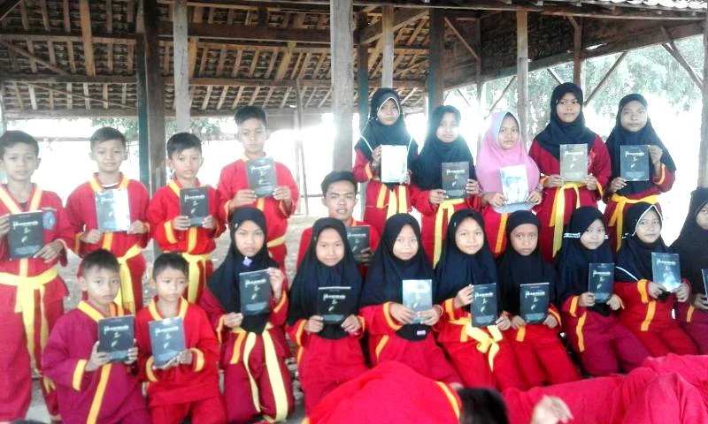 Kecil-Kecil Sudah Bisa Menerbitkan Buku Kumpulan Puisi