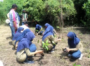 HW SMKMita Tanam Bakau, Ini yang Didapat