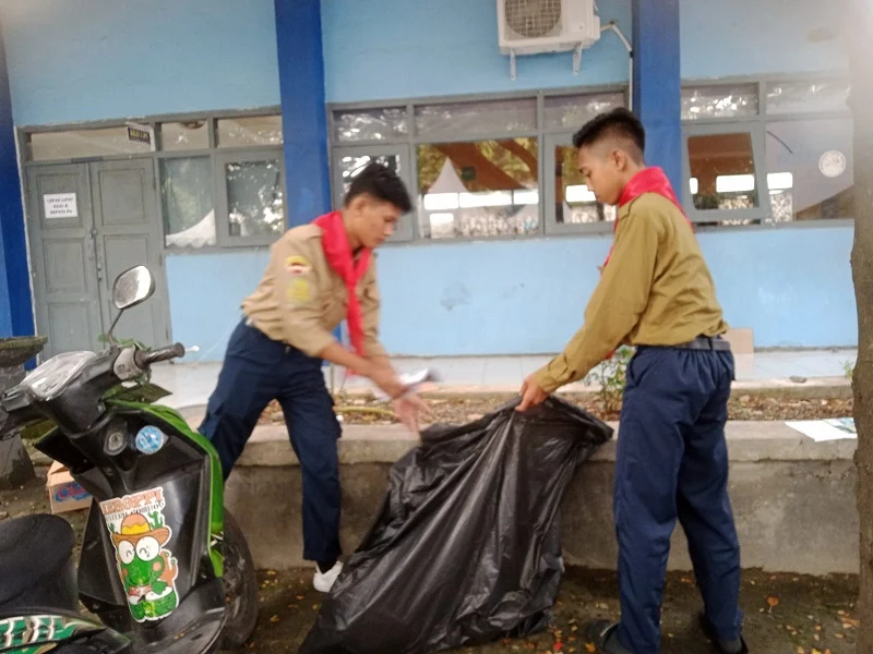 HW Smadiga dan SMPM 5  Bungah Sigap Bersihkan Area Pameran