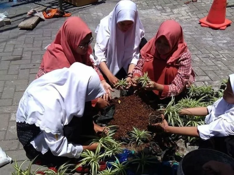 Botol Plastik Itu Diubah Jadi Pot Penghias Sekolah