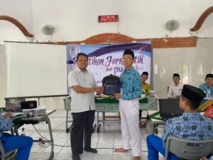 Lima Peserta Pelatihan Jurnalistik SPEAM Dapat Hadiah Buku dan Anggur