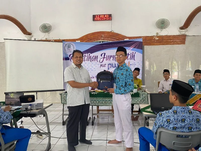 Lima Peserta Pelatihan Jurnalistik SPEAM Dapat Hadiah Buku dan Anggur