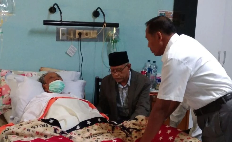 Ketua Umum PP Muhammadiyah Jenguk KH Hasyim Muzadi yang Sedang Dirawat di RS