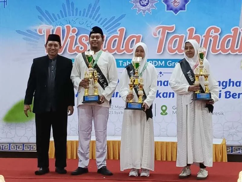 Wisuda Tahfidh, Guru SDMM Meraih Trofi  Hafalan Terbanyak