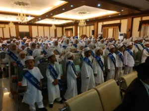 Ibu-Ibu Melelehkan Air Mata Menyaksikan Anaknya Hafal Alquran