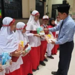 Guru Itu Terharu Lihat Anaknya Dapat Hadiah Hafal Alquran