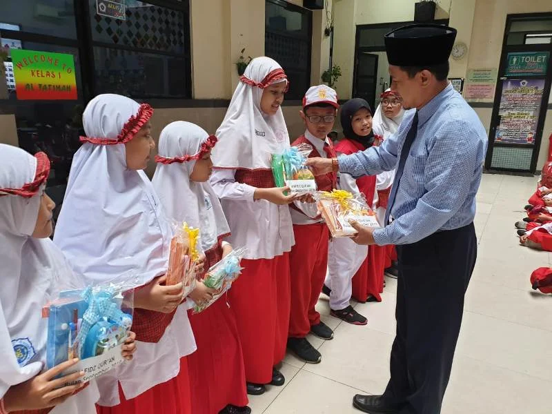 Guru Itu Terharu Lihat Anaknya Dapat Hadiah Hafal Alquran