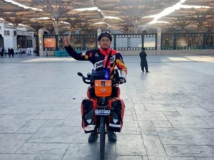 Kisah Haji Bersepeda, Hidup dari Jualan Herbal dan Bekam