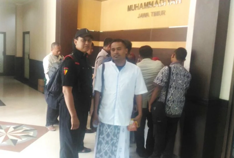 Halal bi Halal kok Pakai Celana, Sarungan Dong!