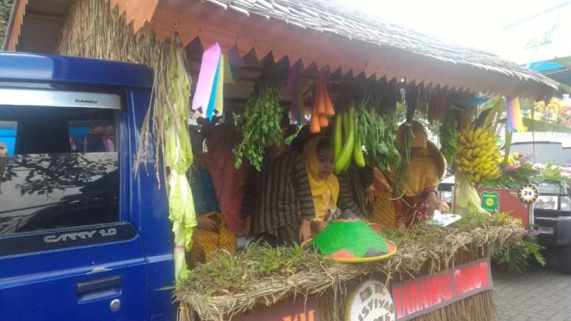 Ratusan Mobil Hias Muhammadiyah Susuri Stadion Gajayana ke GOR Ken Arok, Inilah Foto-Foto Kemeriahannya