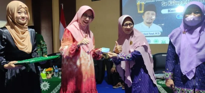 Wabup Indah Bagikan Kartu Prioritas Berobat RSUM Lumajang