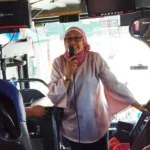 Begini Gaya Dua Tour Guide Ini Memandu Tamu di Negaranya