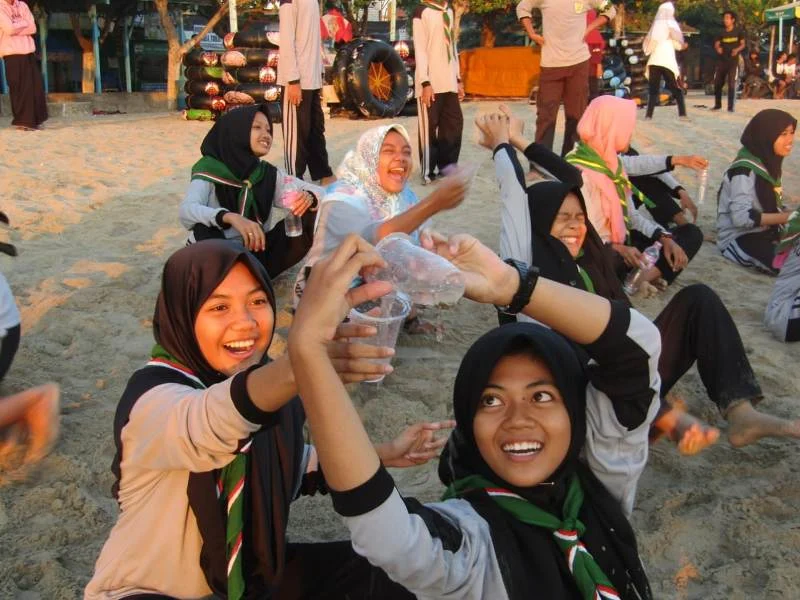 LDKS Ditutup dengan Bermain di Pasir Putih Pantai Delegan