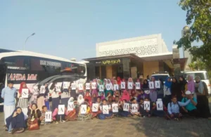 Meski Kelelahan Ikut Qiyamul Lail, saat Imam Baca Qunut Anak-Anak Ini Menangis