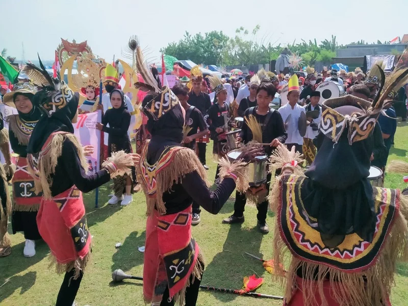 Drumband Hamas School Meriahkan Karnaval Desa