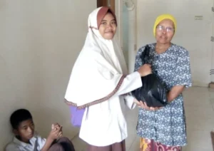 Siswa Ini Terpaksa Bolos Sekolah untuk Cari Uang Ikut Borongan Ngecor