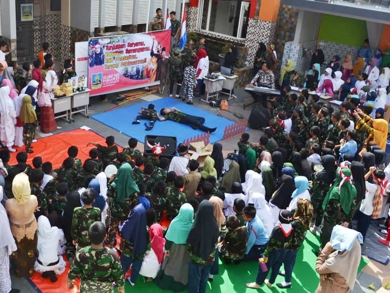 Suara Bung Tomo Menggeletar di Halaman Sekolah Ini