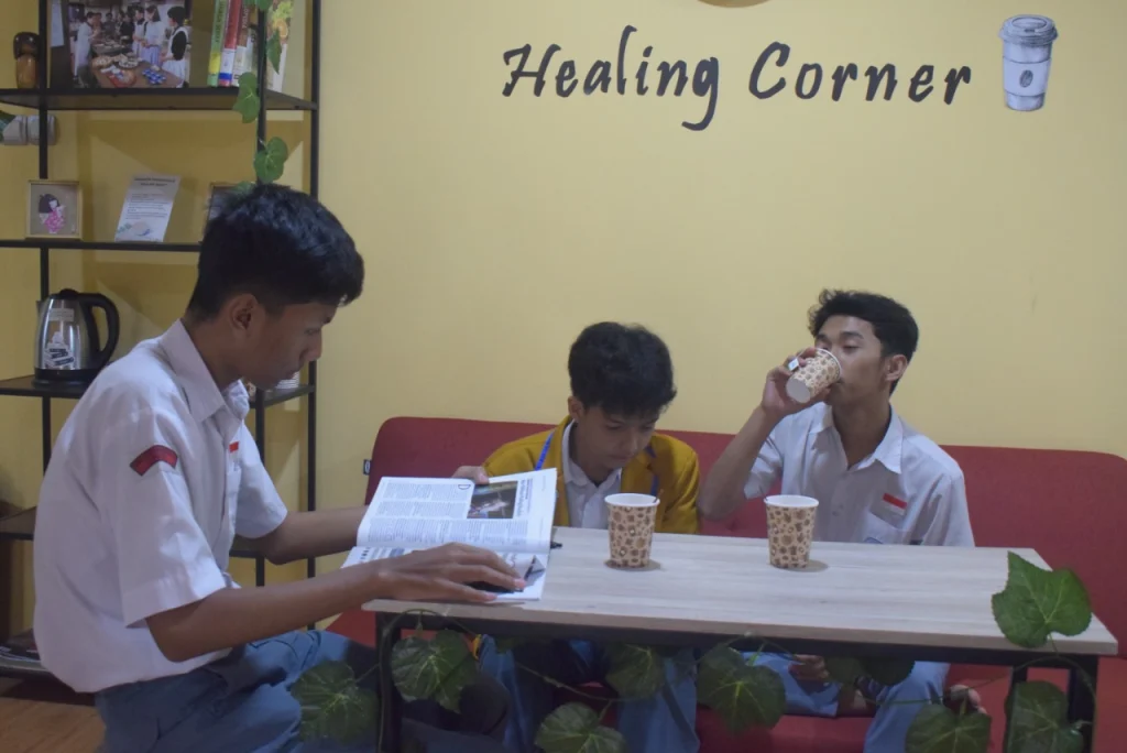 Healing Corner Perpustakaan Smamsatu, Baca Buku sambil Ngopi