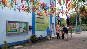 Dengan Sampah Plastik, Sekolah Ini Jadi Warna-Warni Meriah