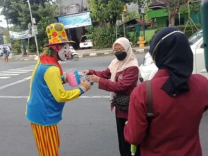 Himabi Umla Tebar Kebaikan di Lampu Merah