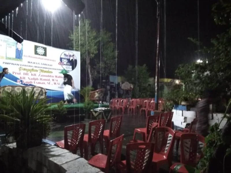 Penceramah Keempat Selesai Bicara, Pengajian Dibubarkan oleh Hujan Deras