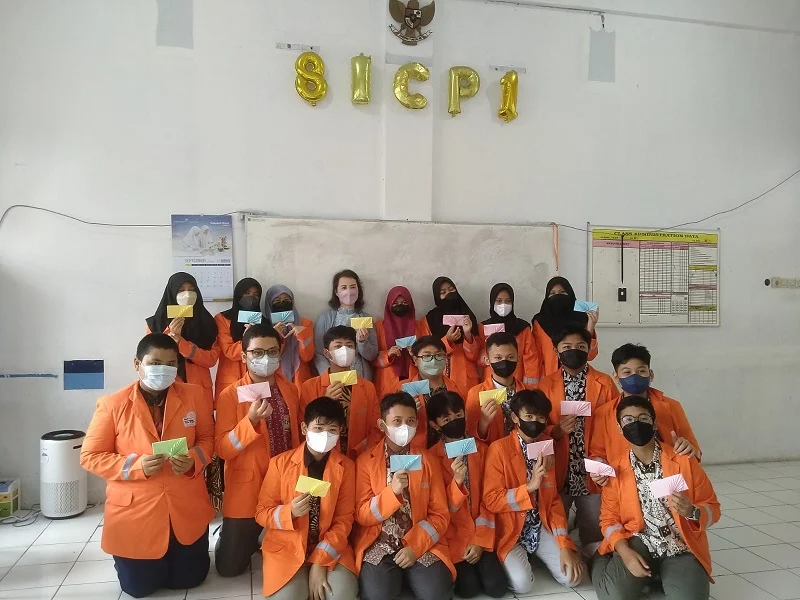 Siswa ICP Spemdalas Belajar Origami Motif Amplop Daun