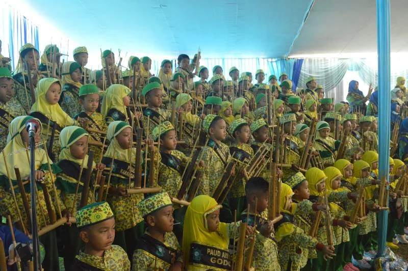 IGABA Paciran Rayakan Milad Gelar Angklung Massal