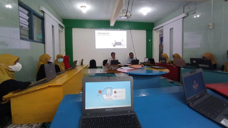 Guru SD Muri Gresik Pelatihan Media Pembelajaran Interaktif