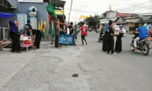 Para Pelajar Ini Bagikan 600 Paket Takjil
