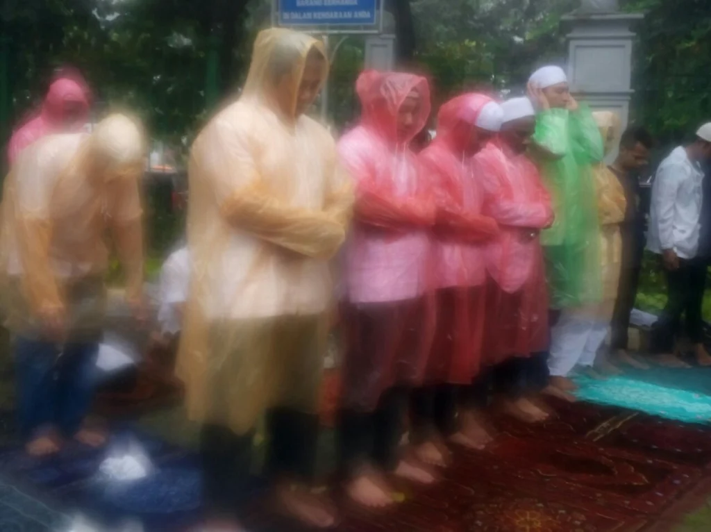 Hujan Mendinginkan Peserta Aksi Bela Islam