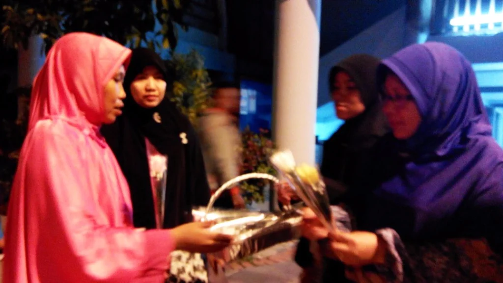 Tangis Haru Menyertai Keberangkatan Peserta Muswil XI Nasyiah dari Gresik