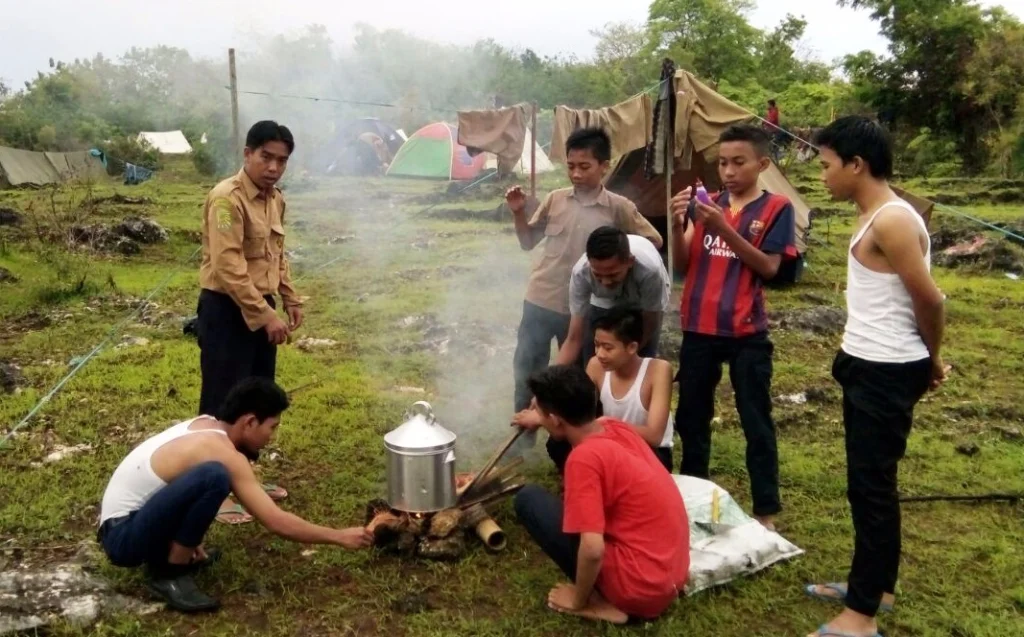 Ikut Kemah, Siswa Ini Baru Sadar Betapa Susahnya Sekadar Menghidangkan Sepiring Nasi