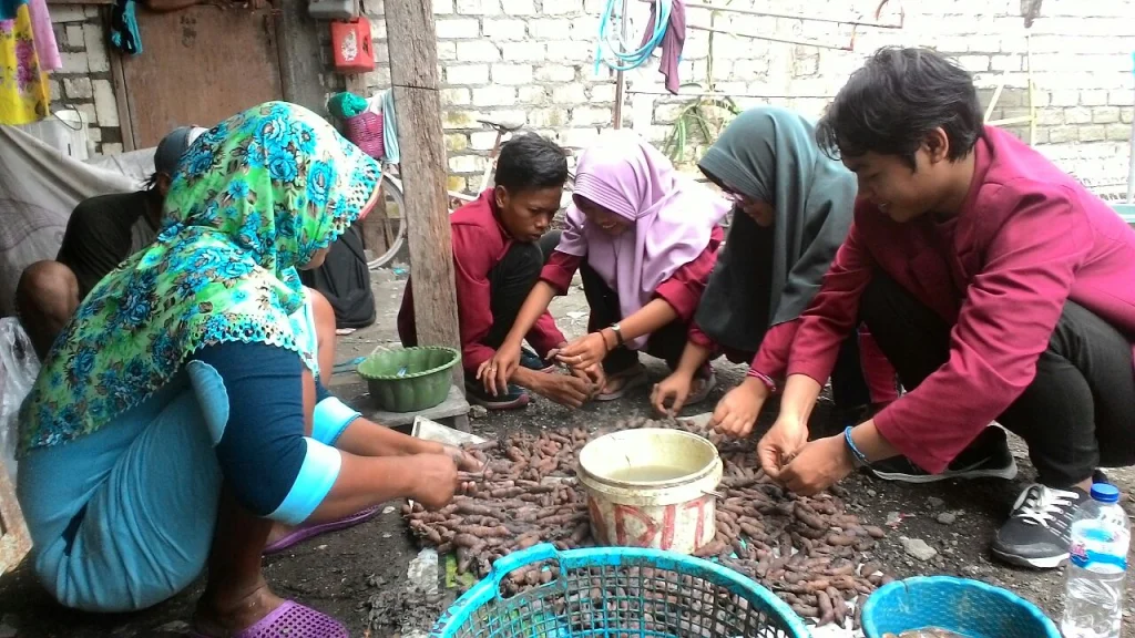 Asyiknya Mahasiswa Blue Savant Membantu Nelayan Sukolilo