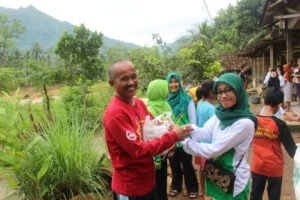 Simpati SDM 4 Malang dengan Membagi Sembako dan Trauma Healing ke Pacitan