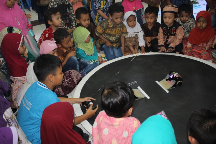 Saat SDMM Manjakan Tamu-Tamu Kecil TK Aisyiyah 36 PPI dengan Aneka Permainan dan Pertunjukan