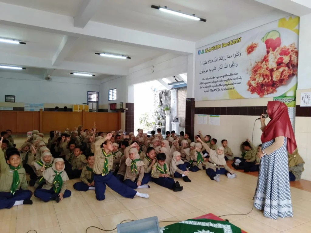 Mendongeng, Cara Guru Tamu Ini Ajarkan Tanggung Jawab pada Siswa Berlian School