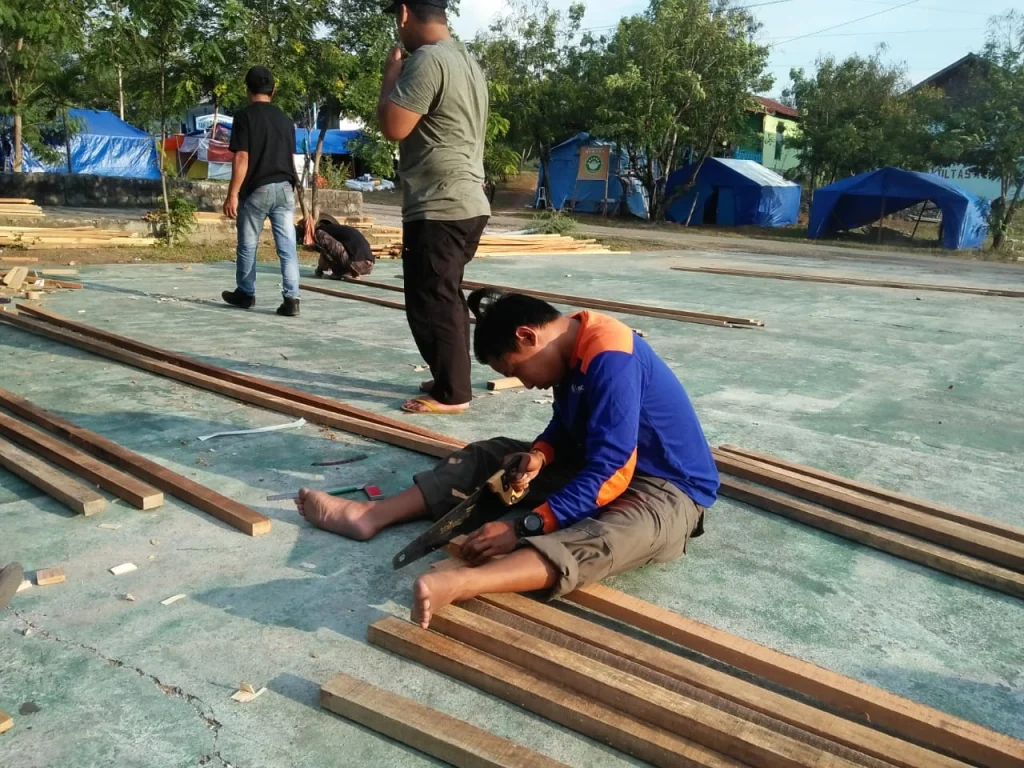 Tiba di Palu, 12 Relawan Muhammadiyah Jatim Langsung Siapkan Hunian Darurat